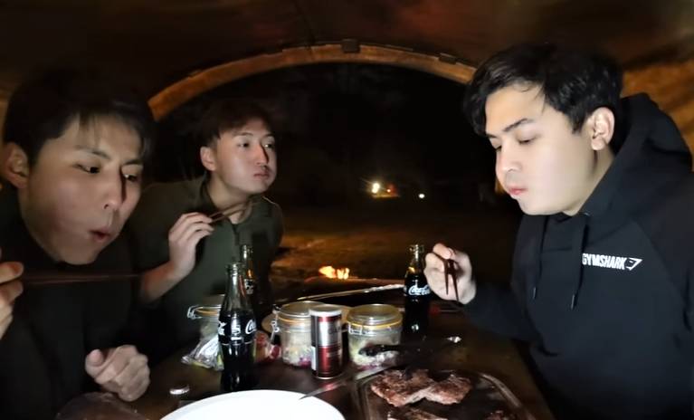 Momen Jerome Polin dan Waseda boys glamping di Gunung Fuji (youtube.com/@nihongomantappu)