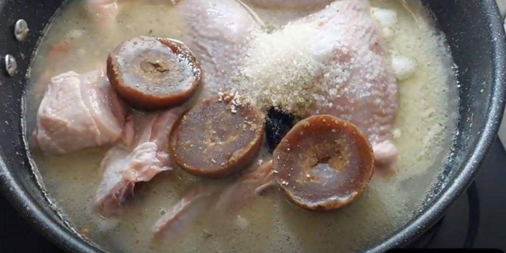 Memasak ayam kampung bacem (youtube.com/Dita Home Cooking)
