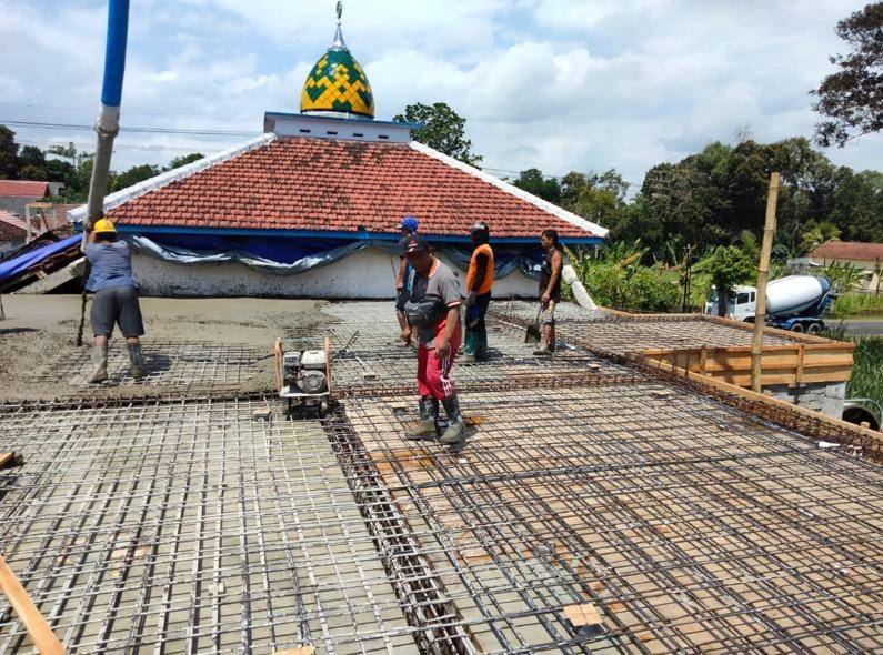 PT Teratai Mekar Mix rutin membantu perbaikan jalan desa yang mengalami kerusakan (Dok. Istimewa)