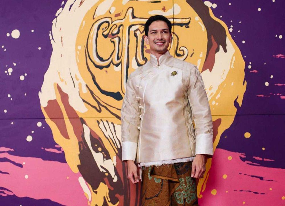 10 Gaya Dimas Beck saat Kenakan Kain Tradisional, Keren!