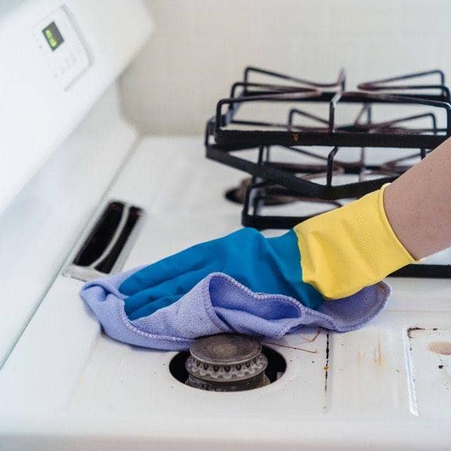 membersihkan kompor dengan benar (pexels.com/liliana drew)