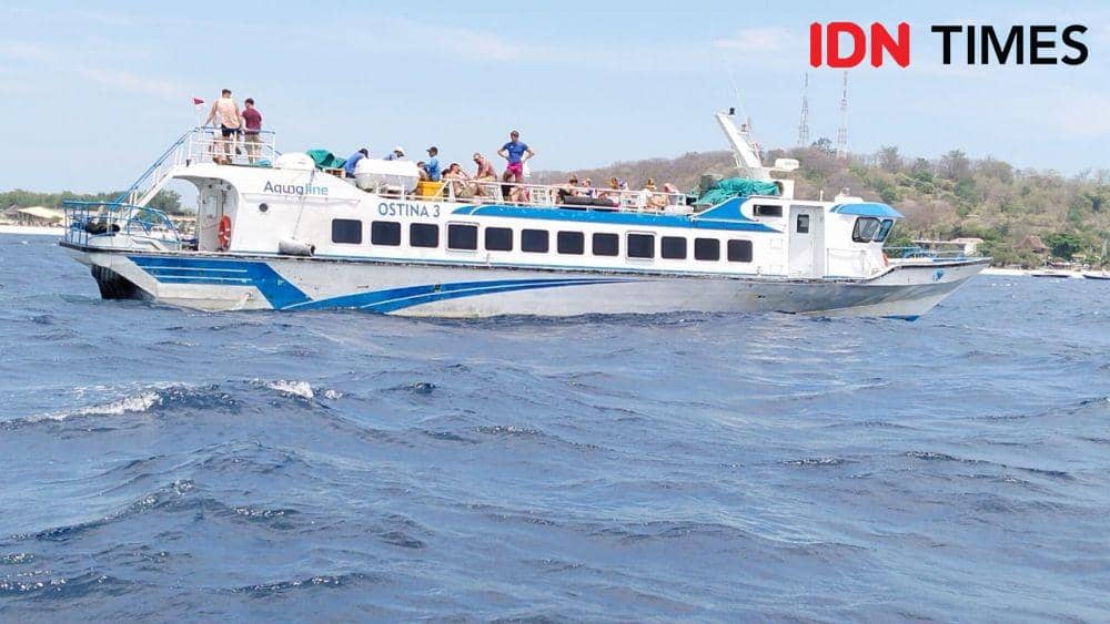 Salah satu kapal cepat yang mengangkut wisatawan dari Bali menuju Gili Trawangan. (IDN Times/Muhammad Nasir)