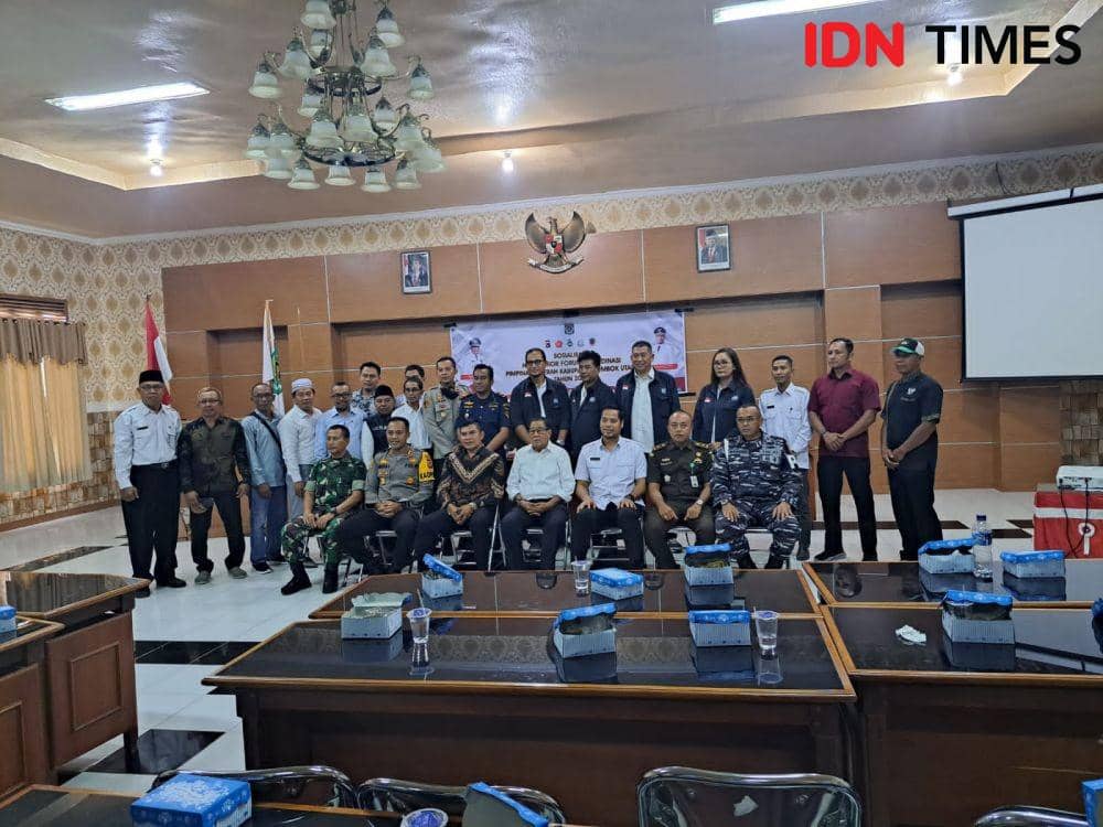 Perempuan Bupati Lombok Utara dengan pengusaha kapal cepat dan instansi terkait untuk menyosialisasikan penerapan kebijakan one gate system. (IDN Times/Muhammad Nasir/bt)