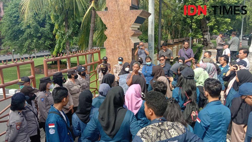 Dosen Fakultas Hukum Unram Dr. Widodo Dwi Putro ikut berorasi di depan Mapolda NTB, Kamis (IDN Times/Muhammad Nasir)