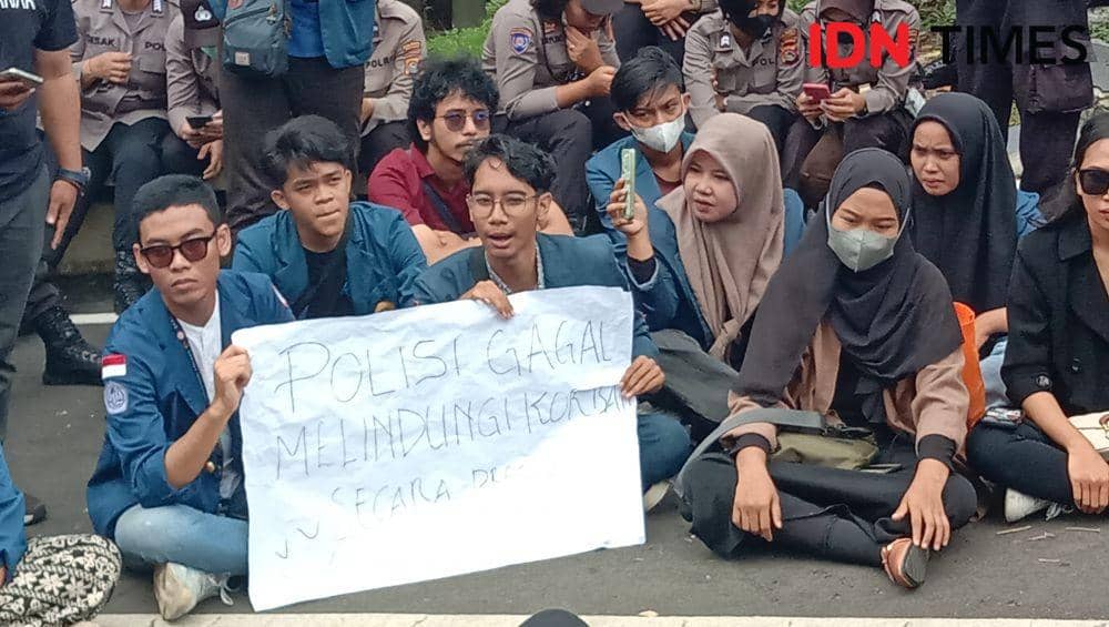 Mahasiswa Fakultas Hukum Unram saat demo di depan Mapolda NTB, Kamis (29/12/2022). (IDN Times/Muhammad Nasir)
