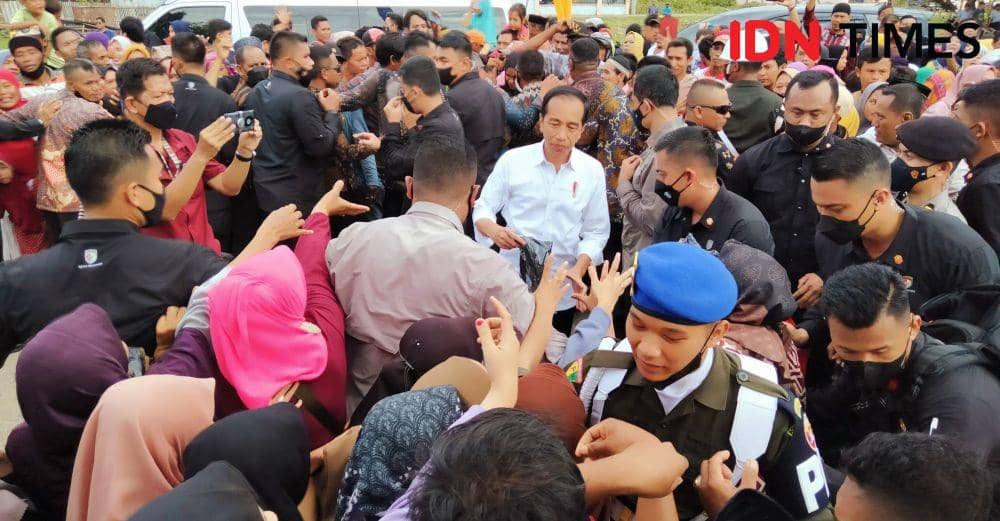 Foto Presiden Joko Widodo saat memberikan baju k warga di Pasar Sila Kecamatan Bolo (IDN Times/Juliadin)