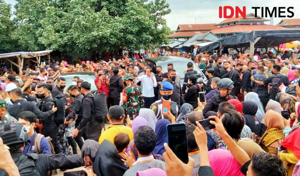 Foto Presiden Joko Widodo saat meninjau Pasar Sila di Kecamatan Bolo (IDN Times/Juliadin)