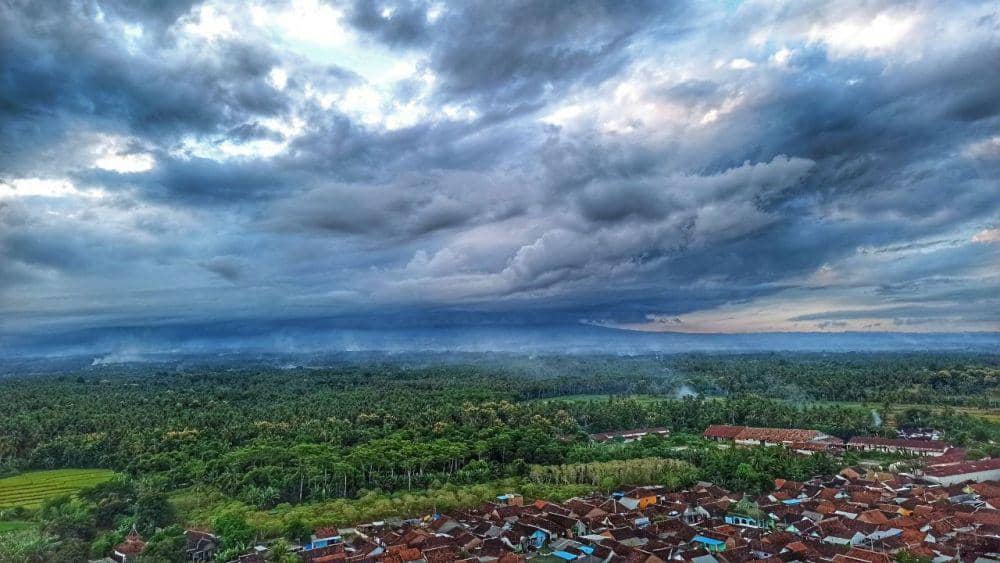 Langit Banyuwangi, Pegunungan Ijen tertutup mendung hitam. (FOTO: IDN Times/ Agung Sedana)