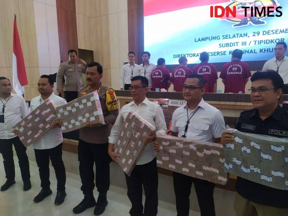 Konferensi Pers Dugaan Tindak Pidana Korupsi Pekerjaan Konstruksi Preservasi Rekonstruksi Jalan Ir Sutami - Sribawono- Sp Sribawono (PN) Sumber Dana APBN TA 2018-2019. (IDN Times/Tama Yudha Wiguna).