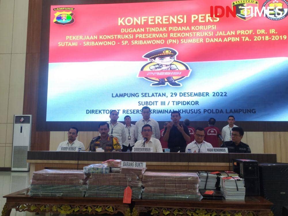 Konferensi Pers Dugaan Tindak Pidana Korupsi Pekerjaan Konstruksi Preservasi Rekonstruksi Jalan Ir Sutami - Sribawono- Sp Sribawono (PN) Sumber Dana APBN TA 2018-2019. (IDN Times/Tama Yudha Wiguna).