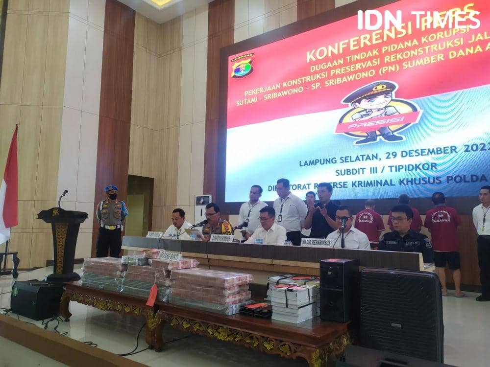 Konferensi Pers Dugaan Tindak Pidana Korupsi Pekerjaan Konstruksi Preservasi Rekonstruksi Jalan Ir Sutami - Sribawono- Sp Sribawono (PN) Sumber Dana APBN TA 2018-2019. (IDN Times/Tama Yudha Wiguna).