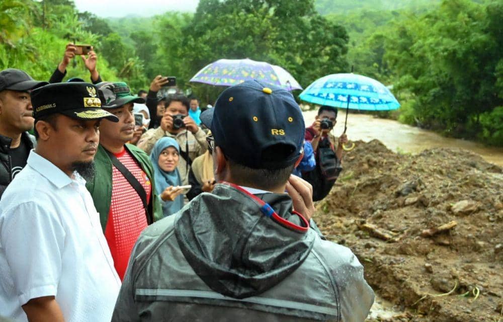 Gubernur Sulsel Tinjau Lokasi Longsor di Kabupaten Maros