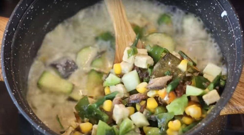 Memasak sayur lodeh (youtube.com/Devina Hermawan)