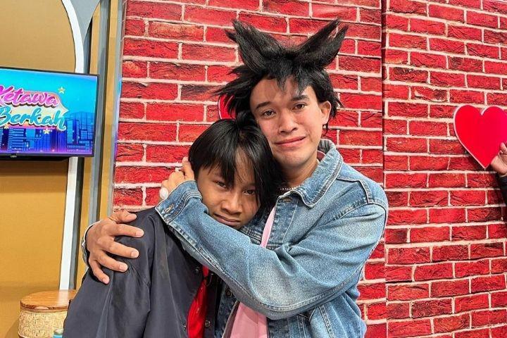 Lagi Viral-viralnya, 9 Potret Fajar Sad Boy Bareng Artis Ternama