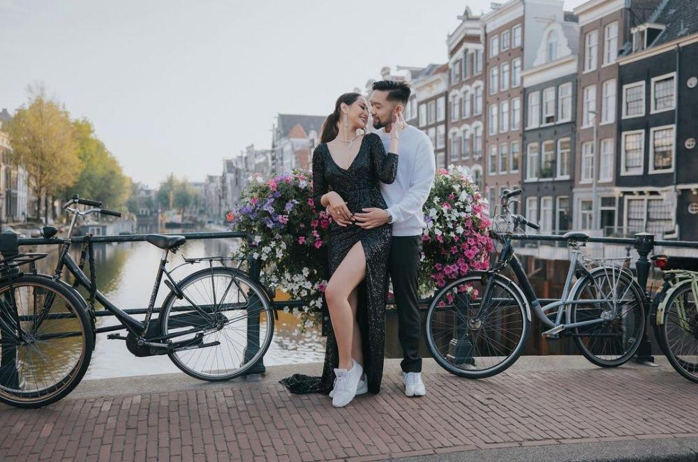 9 Pemotretan Prewedding Ayu Maulida dengan Calon Suami, Romantis!