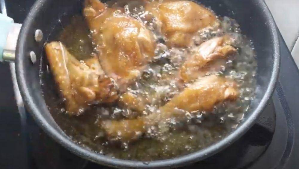 Menggoreng ayam kampung bacem (youtube.com/Dita Home Cooking)