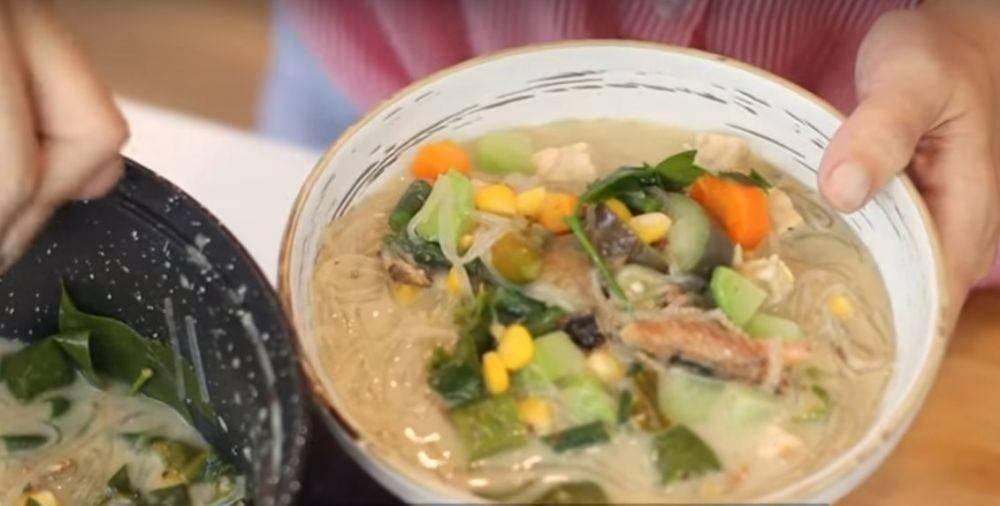 Menyajikan sayur lodeh sarden (youtube.com/Devina Hermawan)