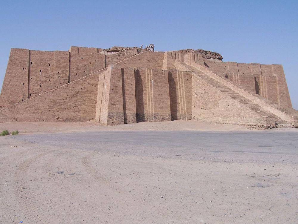 Ziggurat Ur (Hardnfast, CC BY 3.0 <https://creativecommons.org/licenses/by/3.0>, via Wikimedia Commonss)