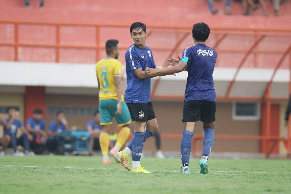 Laga uji coba PSIS Semarang VS Nusantara United FC di Stadion Kebogiro, Kabupaten Boyolali, Jumat (30/12/2021). (dok. PSIS)