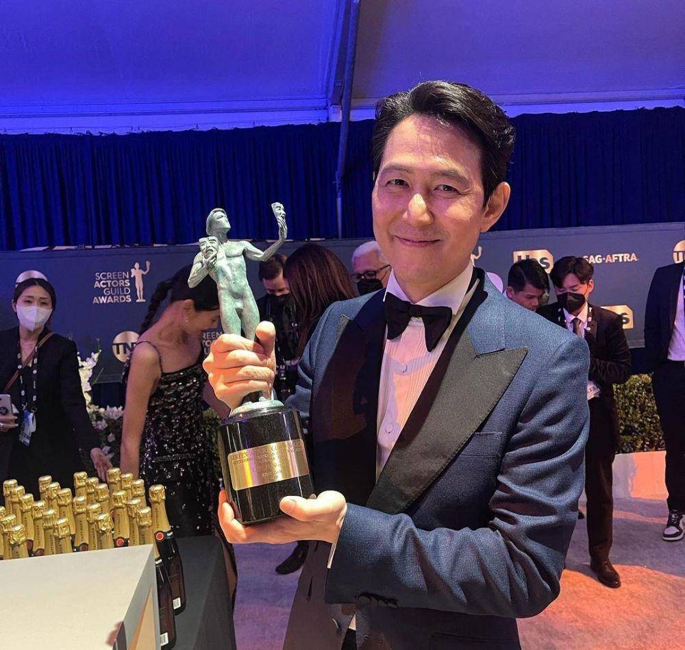 Lee Jung Jae saat menerima penghargaan Screen Actors Guild Award (instagram.com/from_jjlee)