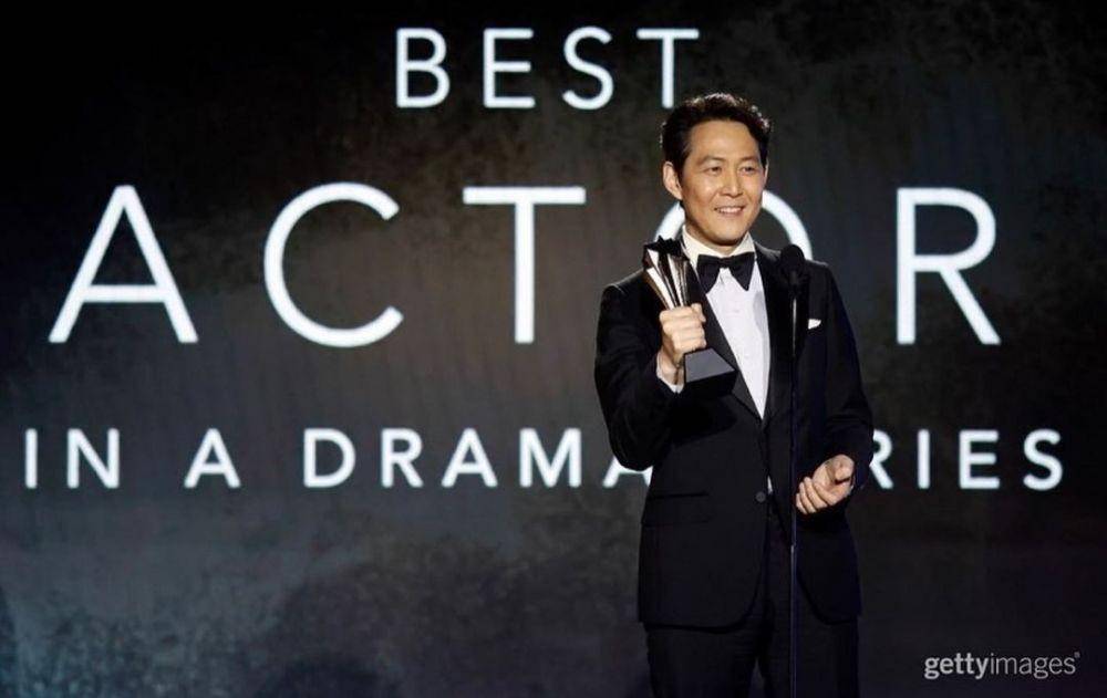Lee Jung Jae saat menerima penghargaan Critic Choice Awards (instagram.com/from_jjlee)