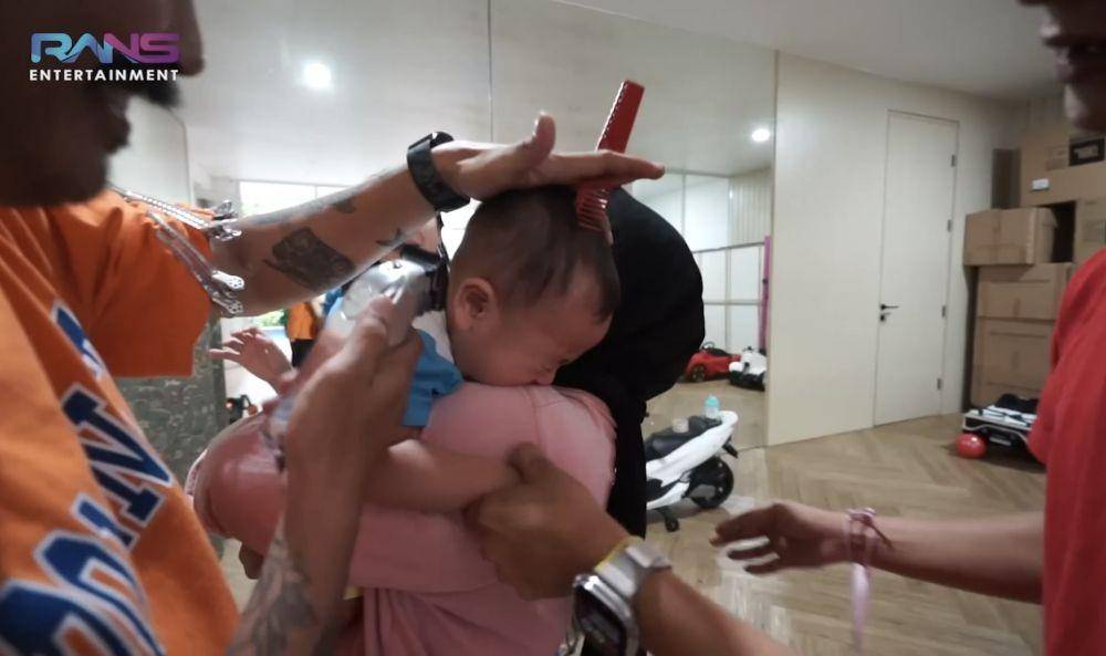 momen Rayyanza Cipung cukur rambut (yotutube.com/RANS Entertainment)