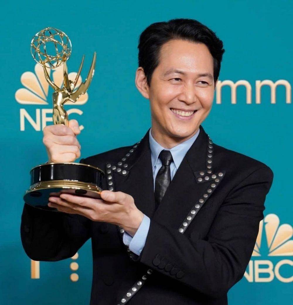 Lee Jung Jae saat menerima penghargaan Emmy Awards (instagram.com/from_jjlee)