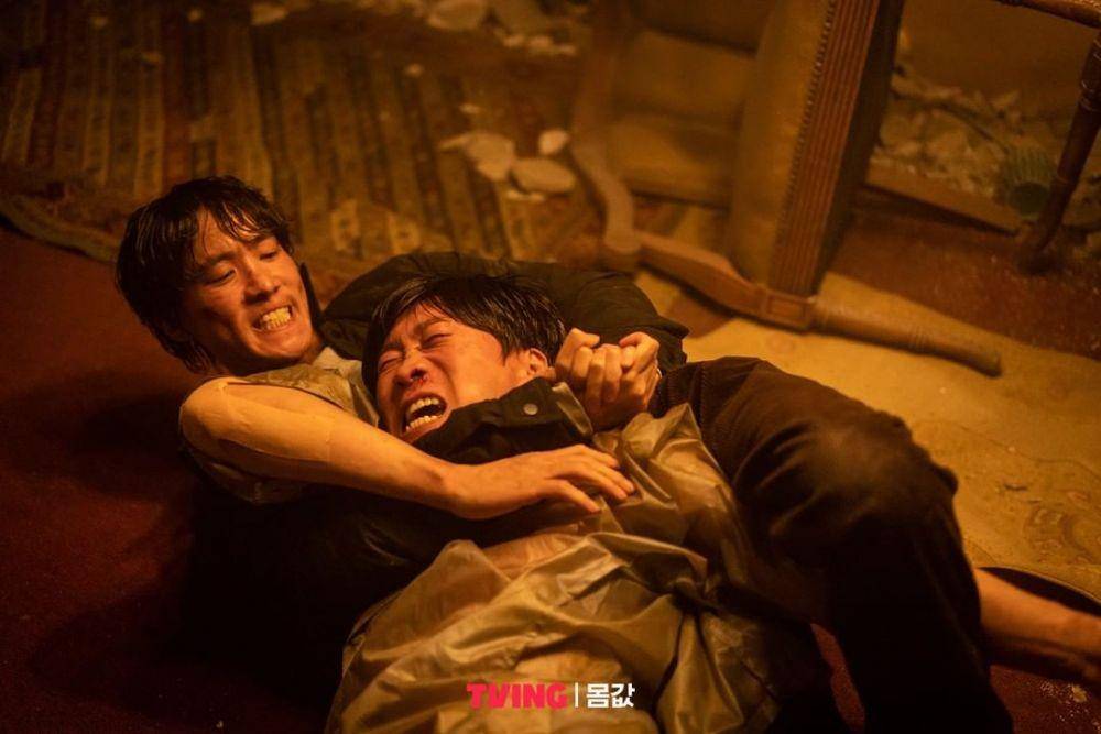 Chang Ryul (pencekik) dan Jin Sun Kyu dalam drama Bargain (instagram.com/tving.official)