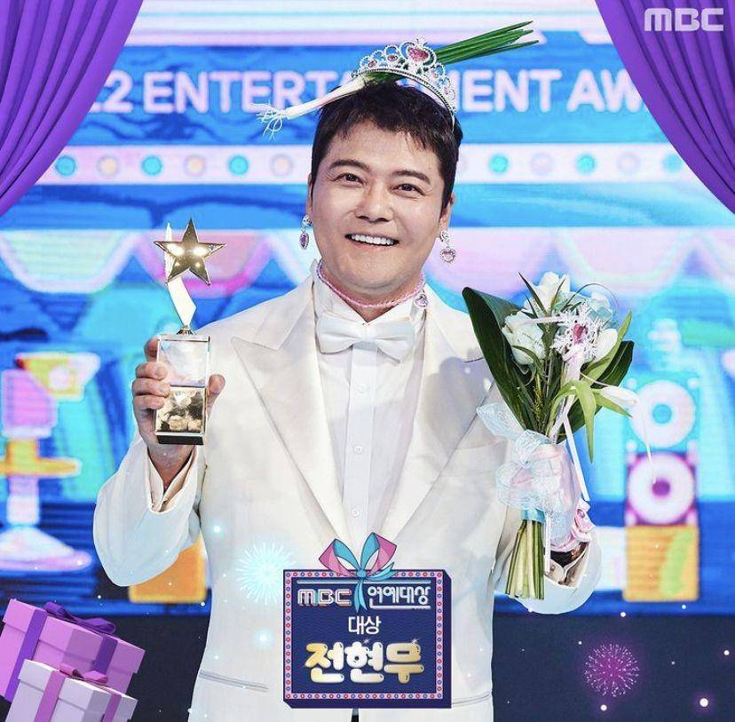 Jun Hyun Moo menangkan piala daesang (instagram.com/withmbc)