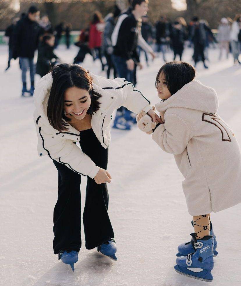Gempita Nora Marten main ice skating di London bersama Gading dan Gisel (instagram.com/gisel_la)