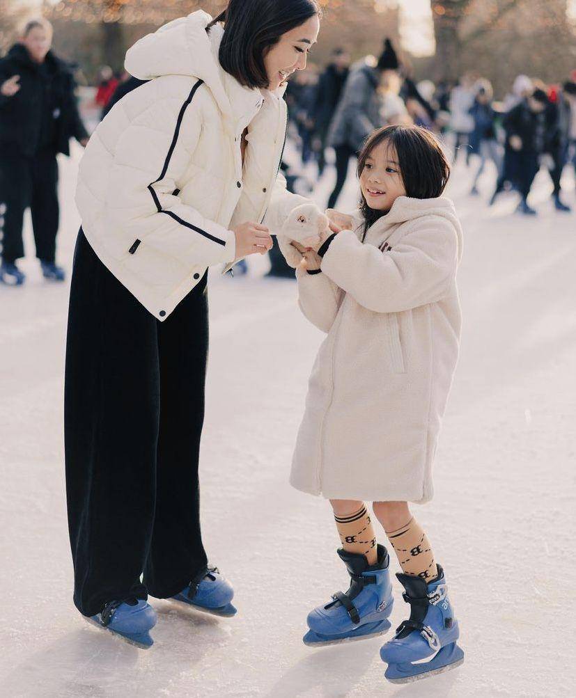 Gempita Nora Marten main ice skating di London bersama Gading dan Gisel (instagram.com/gisel_la)