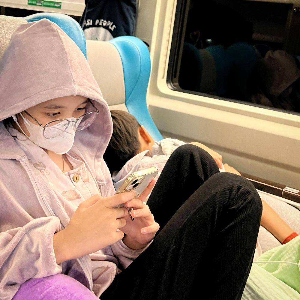 momen Zaskia Adya Mecca dan keluarga naik kereta (instagram.com/zaskiadyamecca)