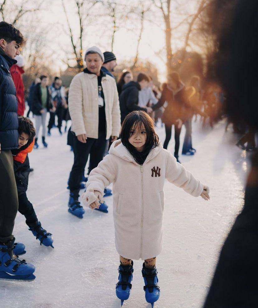Gempita Nora Marten main ice skating di London bersama Gading dan Gisel (instagram.com/gisel_la)