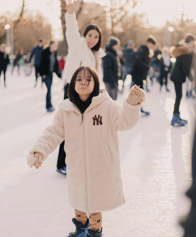 Gempita Nora Marten main ice skating di London bersama Gading dan Gisel (instagram.com/gisel_la)