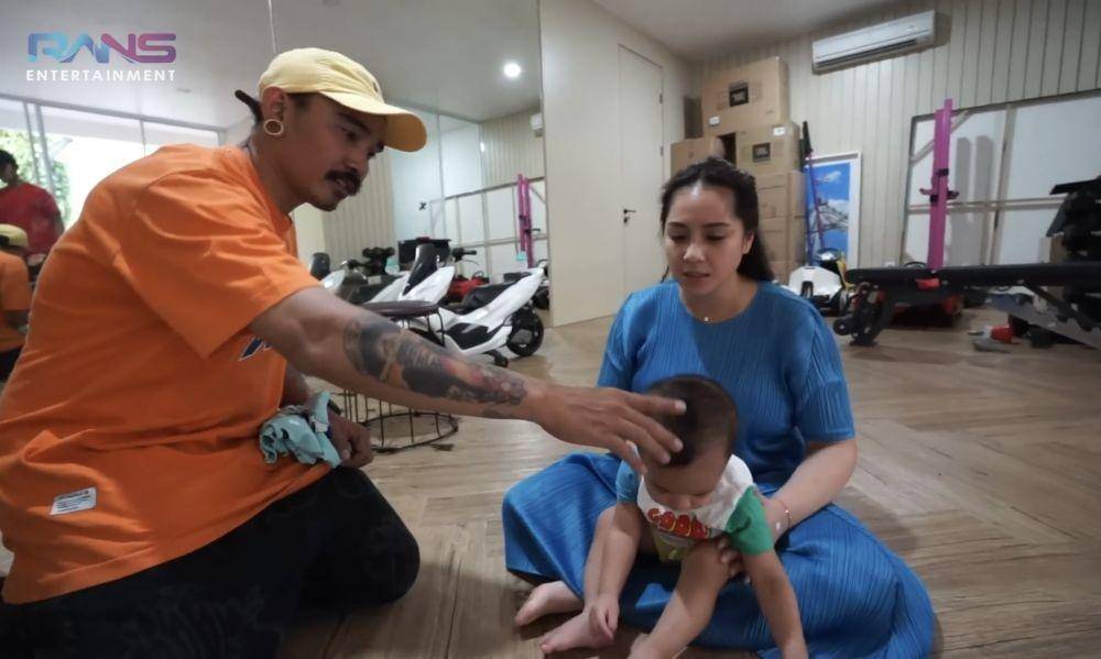 momen Rayyanza Cipung cukur rambut (yotutube.com/RANS Entertainment)