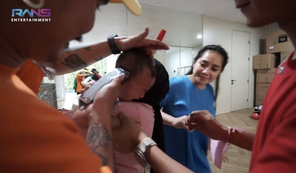 momen Rayyanza Cipung cukur rambut (yotutube.com/RANS Entertainment)
