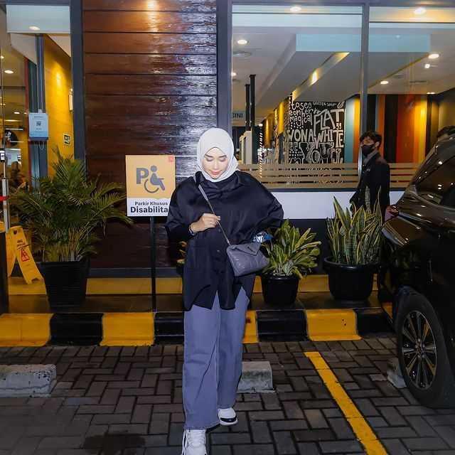 9 OOTD Stylish Celana Panjang ala Selebgram Septia Siregar, Bunda Kece