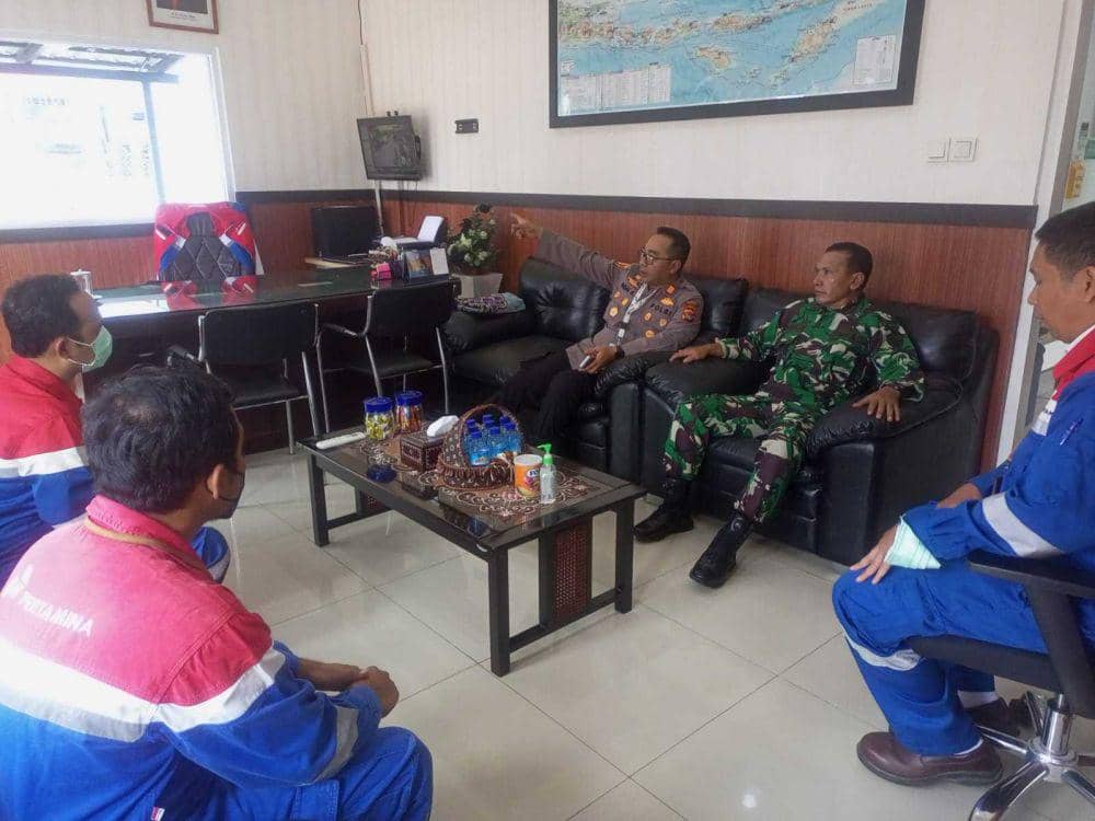 Polri dan TNI Patroli di Pesisir Pantai NTB selama Cuaca Ekstrem