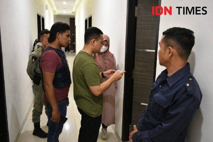 Penggerebekan pasangan non mahram di sejumlah hotal di Aceh. (Dokumentasi Sat Pol PP dan WH Aceh untuk IDN Times)