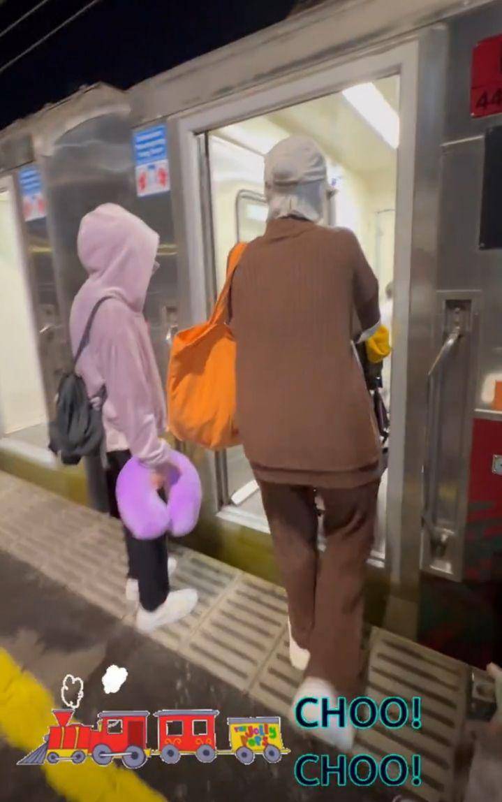 momen Zaskia Adya Mecca dan keluarga naik kereta (instagram.com/zaskiadyamecca)