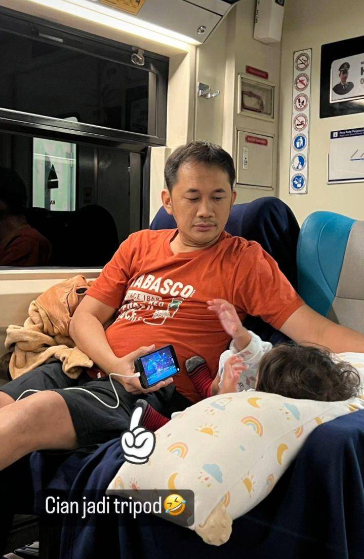 momen Hanung Bramantyo dan keluarga naik kereta (instagram.com/zaskiadyamecca)