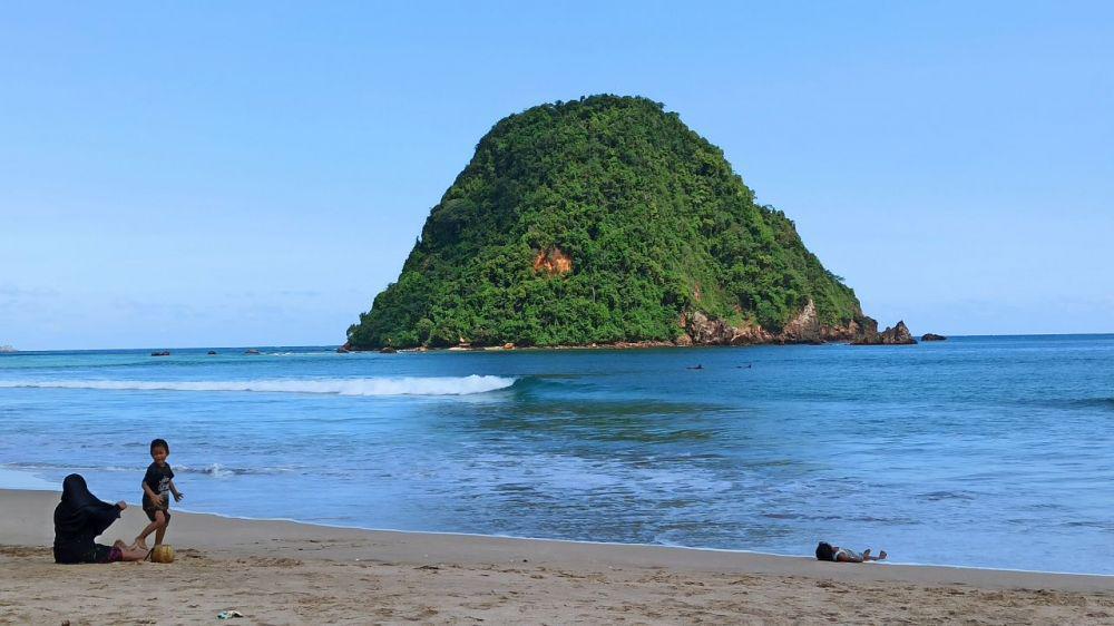 Remaja Banyuwangi Tewas Digulung Ombak Pantai Pulau Merah