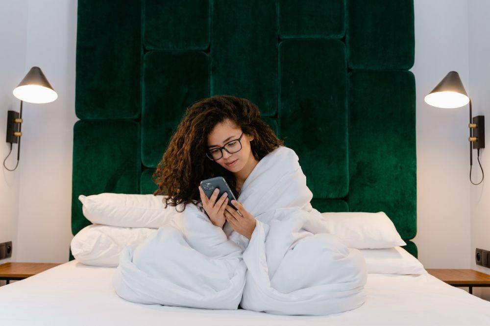 ilustrasi main gadget sebelum tidur (pexels.com/MART PRODUCTION)