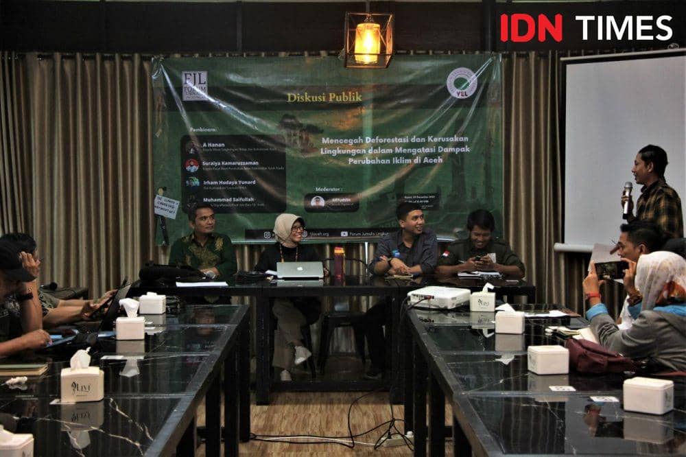 Diskusi publik bertajuk ‘Mencegah Deforestasi dan Kerusakan Lingkungan dalam Mengatasi Dampak Perubahan Iklim di Aceh' digelar Forum Jurnalis Lingkungan (FJL) Aceh bersama Yayasan Ekosistem Lestari (YEL). (Dokumentasi FJL Aceh untuk IDN Times)