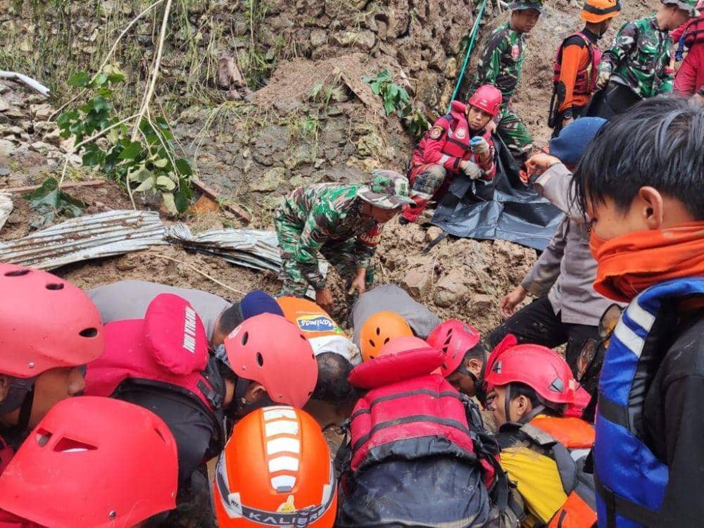 Tim SAR gabungan mengevakuasi jasad korban tertimbun longsor di Kecamatan Cenrana, Kabupaten Maros, Sulawesi Selatan, Jumat (30/12/2022). (Dok. Brimob Polda Sulsel)
