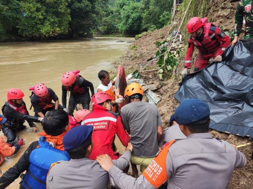 Tim SAR gabungan mengevakuasi jasad korban tertimbun longsor di Kecamatan Cenrana, Kabupaten Maros, Sulawesi Selatan, Jumat (30/12/2022). (Dok. Brimob Polda Sulsel)