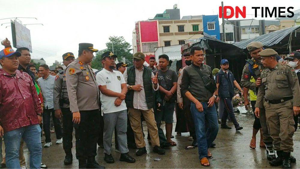 Gubernur Sulawesi Selatan Andi Sudirman Sulaiman mengunjungi lokasi kebakaran Pasar Sentral Makassar, Jumat (30/12/2022). (IDN Times/Ashrawi Muin)