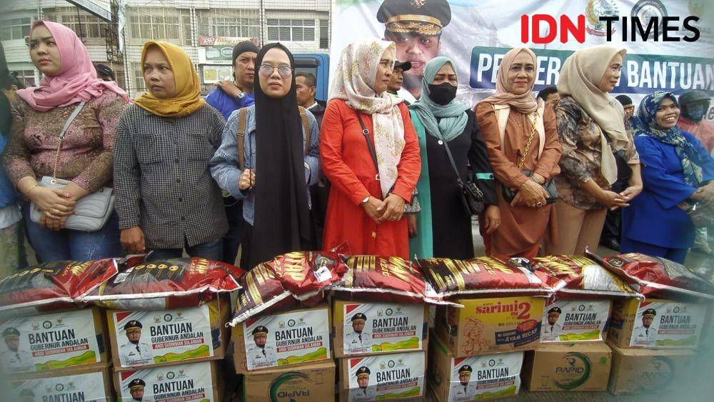 Pemprov Sulsel memberikan bantuan bagi korban terdampak kebakaran Pasar Sentral Makassar. (IDN Times/Ashrawi Muin)