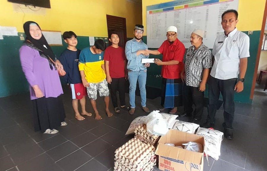 Pegawai Inspektorat Deli Serdang Berbagi Sembako pada Dhuafa