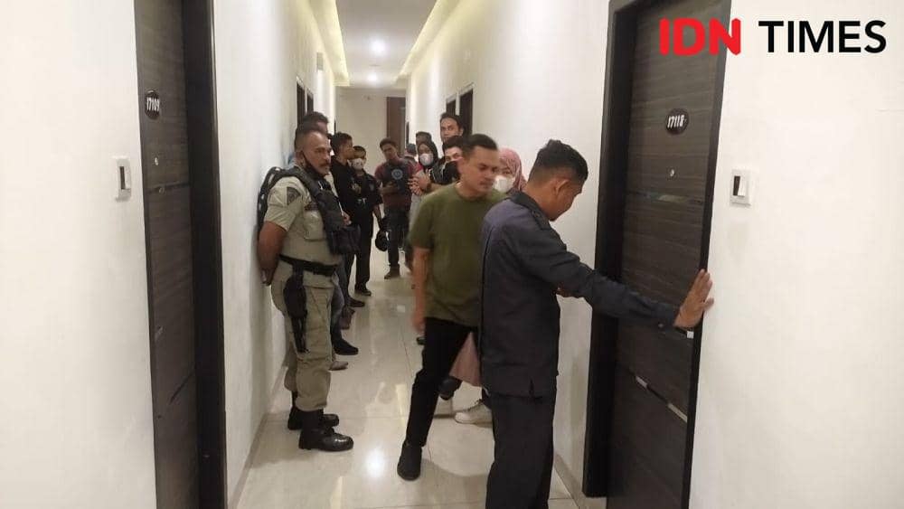 Penggerebekan pasangan non mahram di sejumlah hotal di Aceh. (Dokumentasi Sat Pol PP dan WH Aceh untuk IDN Times)